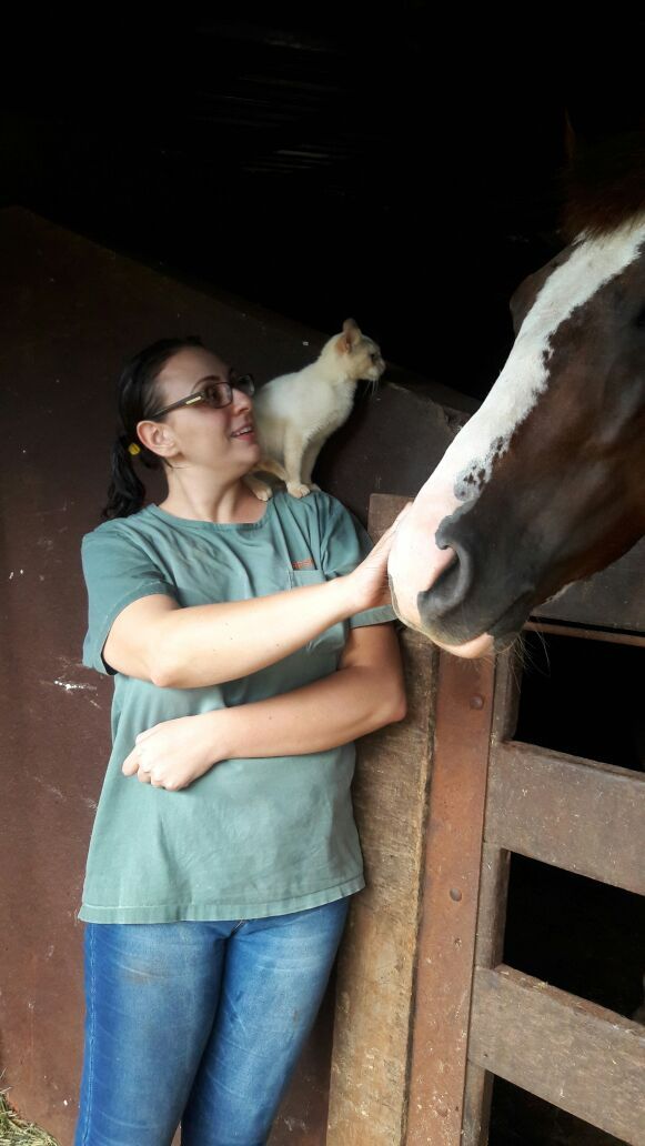 Yasmim com cavalo na hora dourada